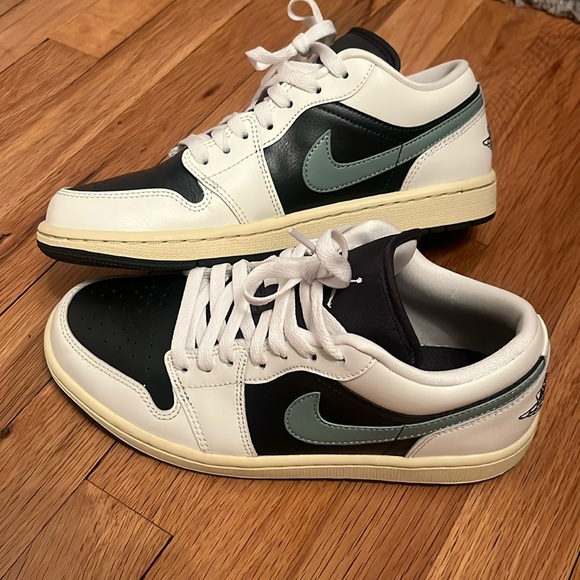 Nike Air Jordan 1 Low - Picture 1 of 9